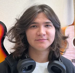 Преподаватель гитары Алексей Брылин