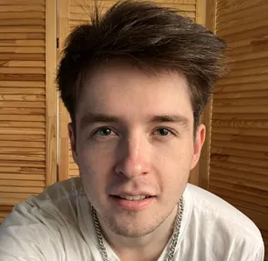 Преподаватель барабанов Роман Гаврилов