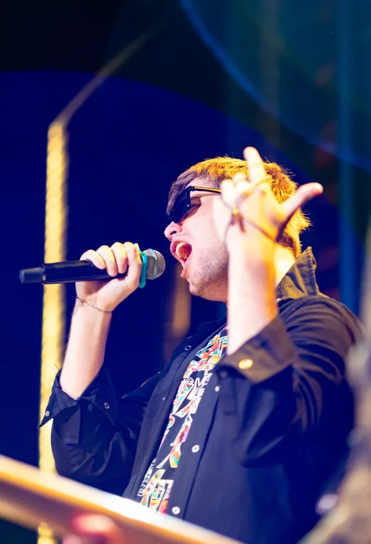 Выступление ученицы по вокалу на отчётном концерте