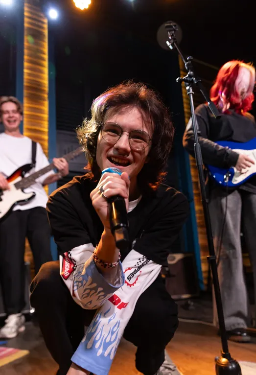 Выступление ученицы по вокалу на отчётном концерте